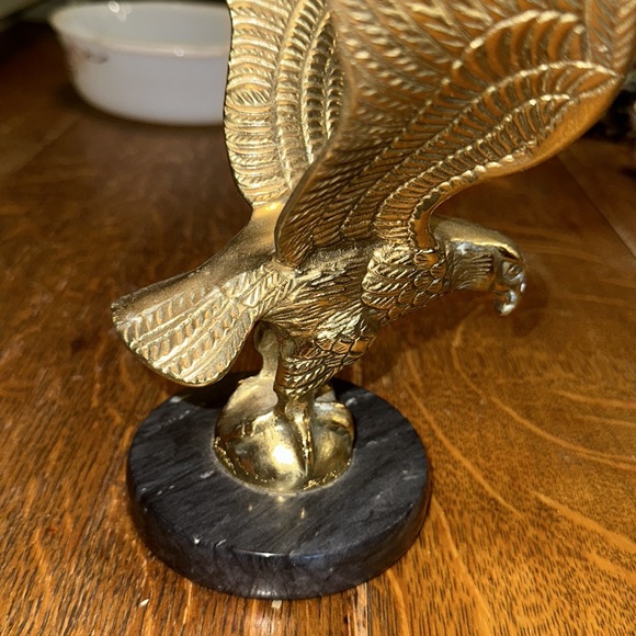 Vintage Brass American Bald Eagle Statue Paperweight Spread Wings Black Base - Picture 3 of 4